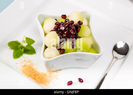 Melone und Samen Granatapfel als ein erfrischendes Dessert Stockfoto