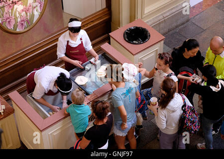 Die Menschen kaufen Eis im Hauptkaufhaus DER EHEMALIGEN Sowjetunion, bekannt als State Department Store, jetzt Luxus-Einkaufszentrum in der Nähe des Roten Platzes Moskau Russland Stockfoto