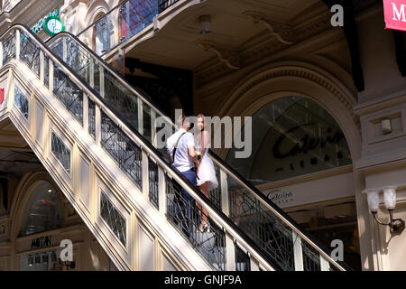 Ein junges russisches Paar im KAUGUMMI-Hauptwarenladen der ehemaligen Sowjetunion, bekannt als State Department Store, jetzt luxuriöses Einkaufszentrum in der Nähe des Roten Platzes Moskau Russland Stockfoto