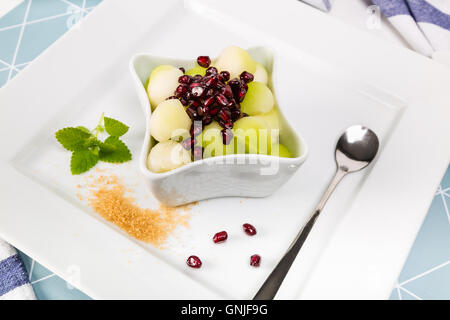 Melone und Samen Granatapfel als ein erfrischendes Dessert Stockfoto