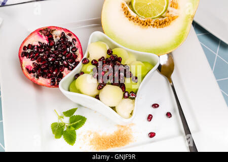 Melone und Samen Granatapfel als ein erfrischendes Dessert Stockfoto