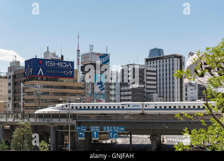 Shinkansen-Hochgeschwindigkeitszug auf einer Brücke in Shiodome Gebiet in Minato, Tokio, Japan Stockfoto