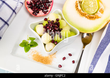 Melone und Samen Granatapfel als ein erfrischendes Dessert Stockfoto