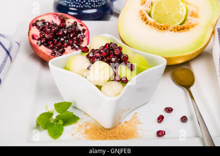 Melone und Samen Granatapfel als ein erfrischendes Dessert Stockfoto