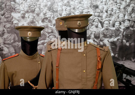 Die Uniformen der kaiserlichen russischen Armee wurden im Staatlichen Zentralmuseum für Zeitgeschichte Russlands in Moskau ausgestellt Stockfoto