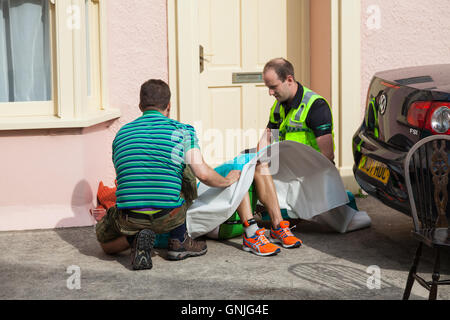 Sanitäter besuchen ein Ironman-Konkurrent in Tenby Stockfoto