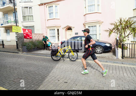 Sanitäter besuchen ein Ironman-Konkurrent in Tenby Stockfoto