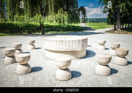 Der Tisch des Schweigens. Es ist ein Stein Skulptur von Constantin Brancusi. Es ist Locateted in Targu Jiu, Rumänien. Stockfoto