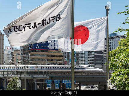 Shinkansen-Hochgeschwindigkeitszug auf einer Brücke in Shiodome Gebiet in Minato, Tokio, Japan Stockfoto