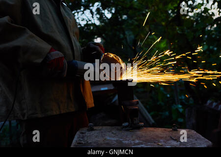 Arbeiter Schneiden von Metall mit Mahlwerk. Funken beim Schleifen der Eisen Stockfoto