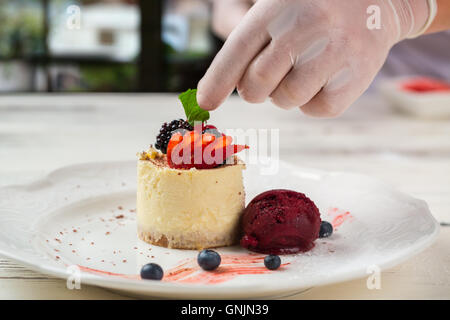 Kleine Kuchen auf einen Teller. Stockfoto