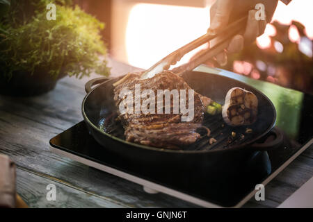 Zange halten braune Fleisch. Stockfoto