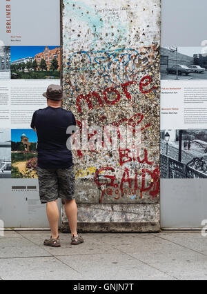 Eine touristische Ansichten in einem Abschnitt der Berliner Mauer auf dem Display am Potsdamer Platz, Berlin Deutschland Stockfoto