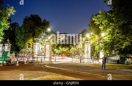 Queen Elizabeth Gate bei Nacht-London-UK Stockfoto