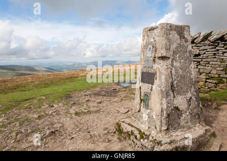 Trigonometrischen Punkt oben auf Whernside, Yorkshire Dales National Park, UK Stockfoto