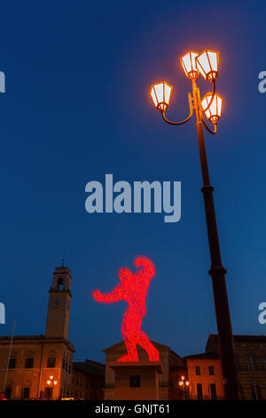 Licht-Skulpturen in Pisa, Italien, in der Nacht Stockfoto