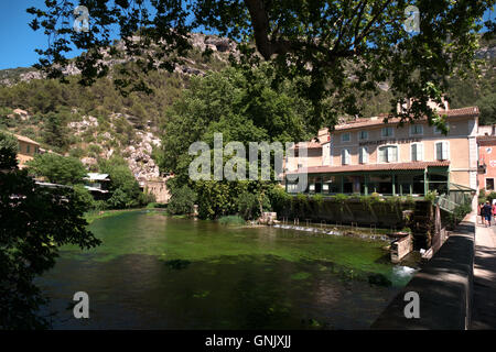 Fontaine De Vaucluse, kleinen Dorf in der Provence, Frankreich mit Fluss. Sommerferien, Landschaft, Französisch Natur, Wasserrad Stockfoto