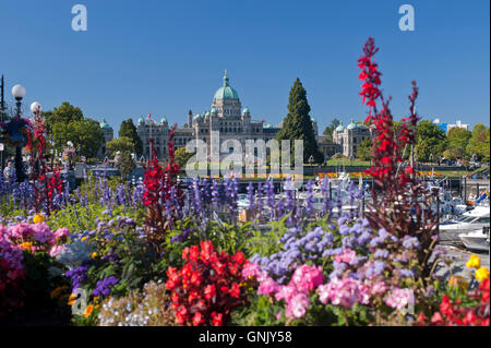British Columbia legislative building, Victoria, BC, Kanada Blumen im Vordergrund Stockfoto