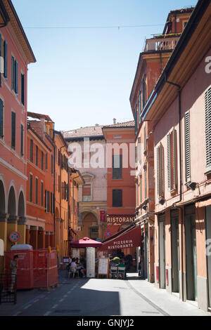 BOLOGNA, Italien - Juli 2016: Straße mit typischen Häusern und ein Restaurant in Bologna in Italien Stockfoto