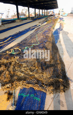 Nylon-Netzstrümpfe auf dem Pier im Hafen von Fuengirola, Costa Del Sol, Spanien ausgebreitet. Stockfoto