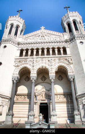 Die beeindruckende Fassade der Basilika Notre Dame de Fourvière in Lyon, Frankreich Stockfoto