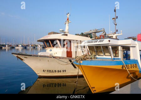 Zwei kleine Boote bei Fischer Hafen von Fuengirola, Andalusien, Costa Del Sol, Spanien. Stockfoto