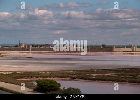 Ansicht von Aigues-Mortes in der Camargue, Südfrankreich mit Salzwiesen im Vordergrund Stockfoto