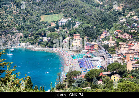 Blick über die Küste und ein Dorf im Bereich Ligurien in Italien mit Bergen im Hintergrund Stockfoto