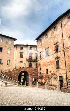 Fassaden der historischen Gebäude im Zentrum von San Miniato in der Nähe von Florenz in Italien Stockfoto