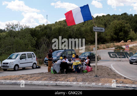 Menschen warten auf den Durchgang von der Tour de France in Beaucaire, Frankreich. Inszenieren Sie Montpellier / Mont Ventoux am 14. Juli 2016 Stockfoto