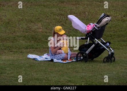 Frau mit Baby im Laufe der Tour de France 2016 in Beaucaire, Frankreich warten. Inszenieren Sie Montpellier / Mont Ventoux Stockfoto