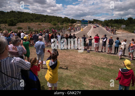 Menschen warten auf den Durchgang von der Tour de France in Beaucaire, Frankreich. Bühne-Montpellier - Mont Ventoux am 14. Juli 2016 Stockfoto