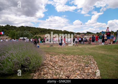 Menschen warten auf den Durchgang von der Tour de France in Beaucaire, Frankreich. Bühne-Montpellier - Mont Ventoux am 14. Juli 2016 Stockfoto