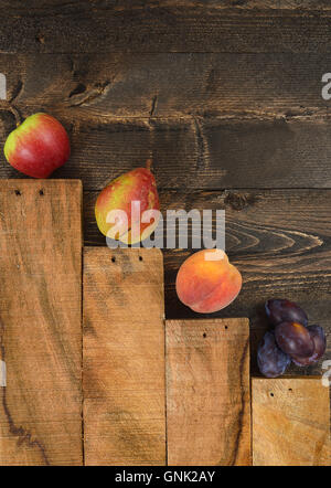 Obst sind am rustikalen Holztisch. Stockfoto