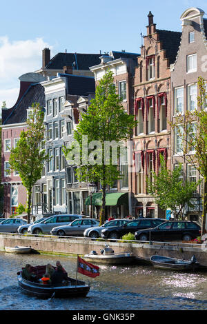 Touristen auf Kanal Bootsfahrt vorbei an Johannes Restaurant am Kanalufer Straße in berühmten Herengracht in Amsterdam, Holland Stockfoto