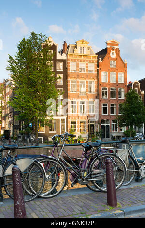 Fahrräder und traditionelle niederländische Architektur des Canalside Gebäuden in Prinsengracht, Amsterdam, Holland Stockfoto