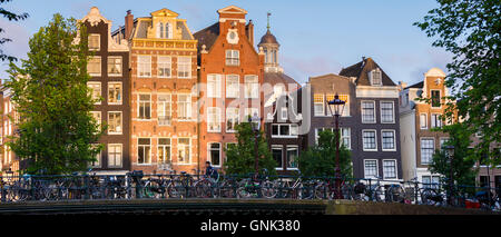 Fahrräder und traditionelle niederländische Architektur des Canalside Gebäuden in Prinsengracht, Amsterdam, Holland Stockfoto