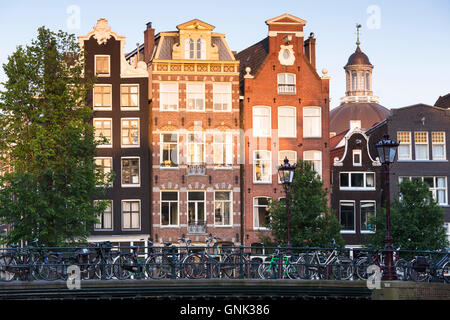 Fahrräder und traditionelle niederländische Architektur des Canalside Gebäuden in Prinsengracht, Amsterdam, Holland Stockfoto