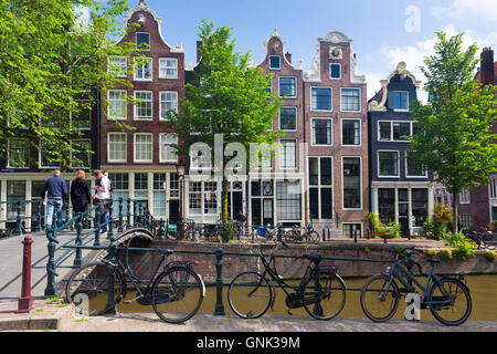 Fahrräder und Canalside Giebel Häuser - holländische Giebel - Milchmädchen Brücke Melkmeisjesbrug auf Brouwersgracht in Amsterdam, Holland Stockfoto