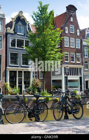 Fahrräder und Canalside Giebel Häuser - holländische Giebel - Milchmädchen Brücke Melkmeisjesbrug auf Brouwersgracht in Amsterdam, Holland Stockfoto