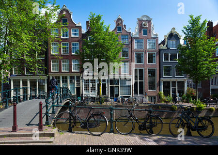 Fahrräder und Canalside Giebel Häuser - holländische Giebel - Milchmädchen Brücke Melkmeisjesbrug auf Brouwersgracht in Amsterdam, Holland Stockfoto