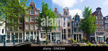 Fahrräder und Canalside Giebel Häuser - holländische Giebel - Milchmädchen Brücke Melkmeisjesbrug Brouwersgracht, Amsterdam, Holland Stockfoto