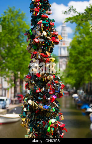 Liebenden Vorhängeschlösser verließ als romantische Liebe token Tradition auf Brücke bei Groenburgwal in alte Stadt Amsterdam, Niederlande Stockfoto