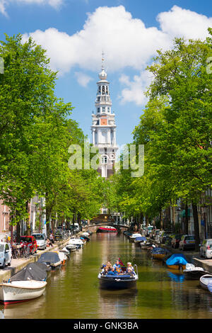 Zuiderkerk in Altstadt und Touristenboot unter Tour cruise Gruppe Sightseeing auf holländischen Kanälen, Groenburgwal, Amsterdam, Holland Stockfoto