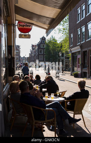 Einheimische trinken am bar-Ecke der Elandsgracht und Prinsengracht im Jordaan Viertel von Amsterdam, Holland Stockfoto