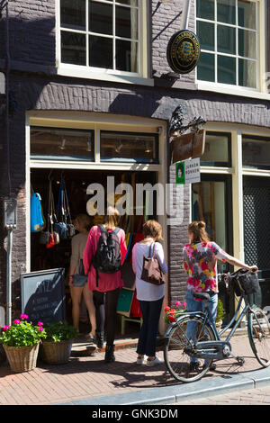 Junge Frauen Einkaufen in Damen Mode Shop in neun Straßen Einkaufsviertel, Amsterdam Stockfoto