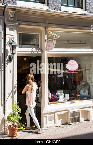 Junge Frau einkaufen Beadies in schicke Damen-Modegeschäft in Huidenstraat in neun Straßen Einkaufsviertel, Amsterdam Stockfoto