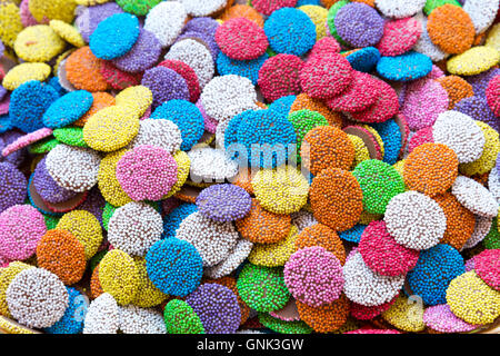 Hunderte und Tausende leuchtend bunten Süßigkeiten im Shop in der neun Street Viertel Jordaan, Amsterdam Stockfoto