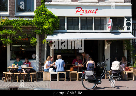 Einheimische und Touristen, die Speisen im Restaurant Cafe Proust in der Noordermarkt - nördlichen Marktgebiet von Jordaan, Amsterdam Stockfoto