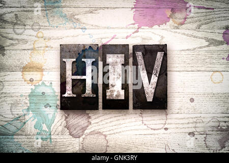Das Wort "HIV" geschrieben in Vintage, schmutzige Metall Buchdruck Typ auf einem weiß getünchten hölzernen Hintergrund mit Tinte und Farbe Flecken. Stockfoto